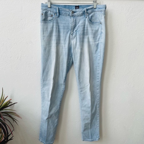🌿$5 GAP Best Girlfriend Light Denim Blue Jeans Size: 29 - Picture 2 of 3